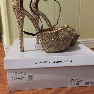 Gorgeous blinded out t-strap heels!